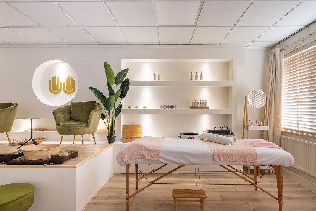 De massagetafel met roze plaid in de behandelruimte Nature