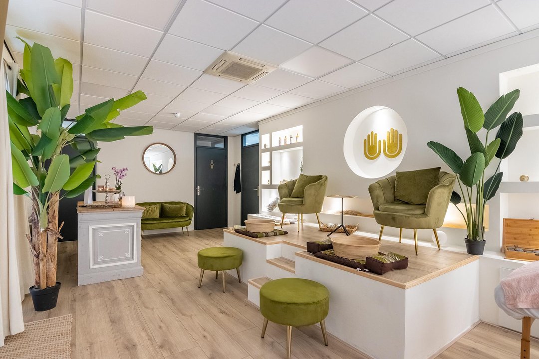 De salon met planten, het podium en de gouden handen aan de muur