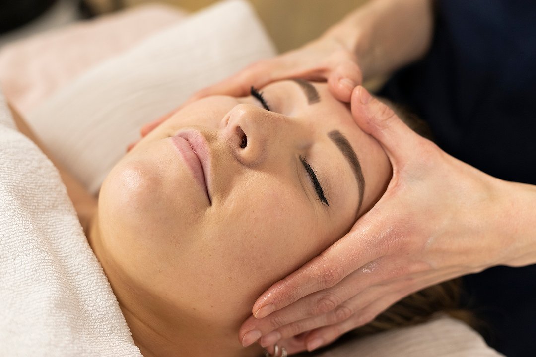 Een ontspannende gezichts- en hoofdmassage in de salon